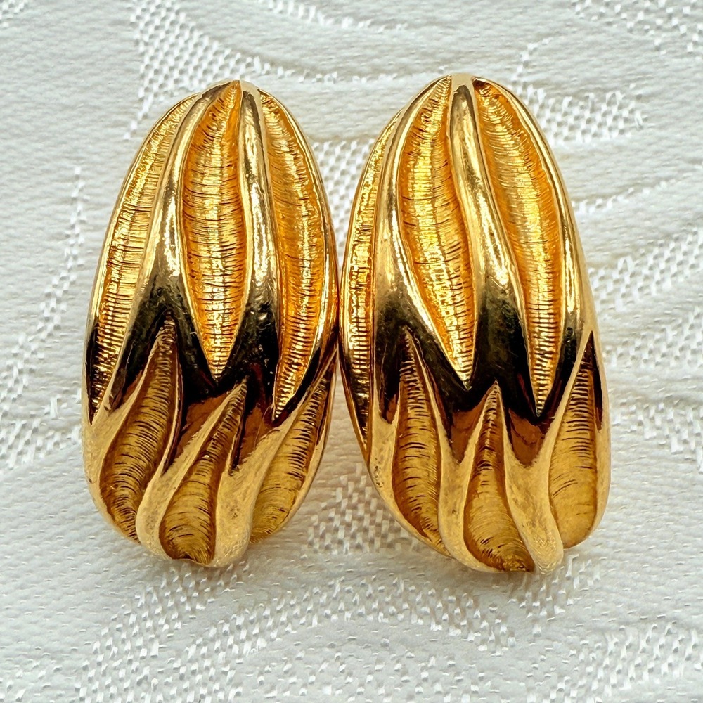 Vintage Signed Napier Gold Tone Ribbed Half‎ Hoop Gold Tone Screw Back Earrings